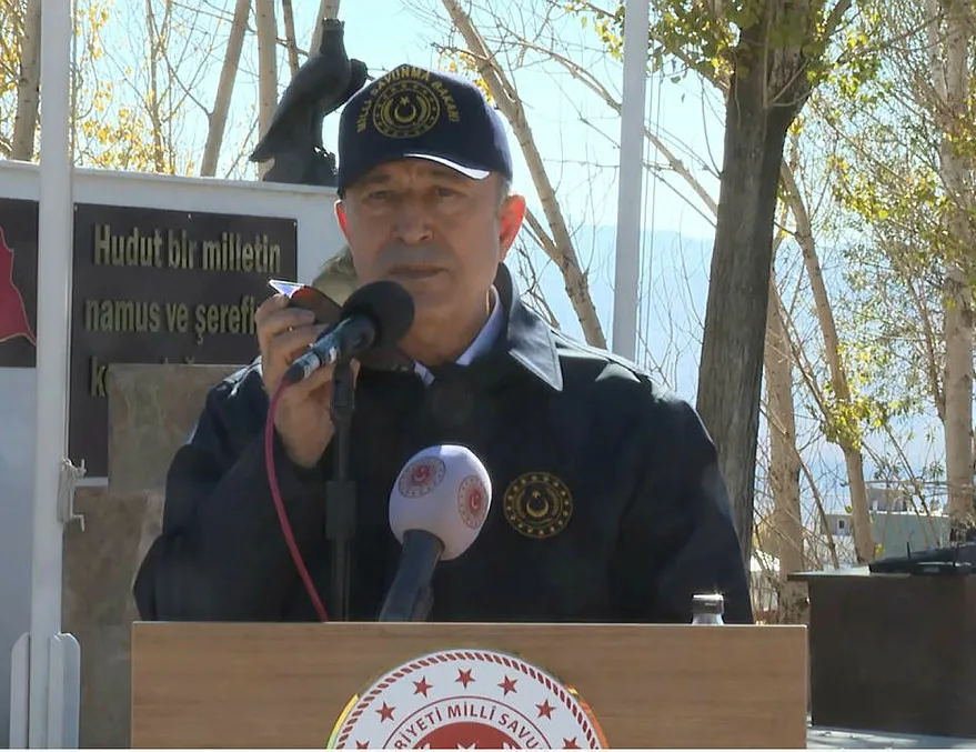 Bakan Akar İran sınırında