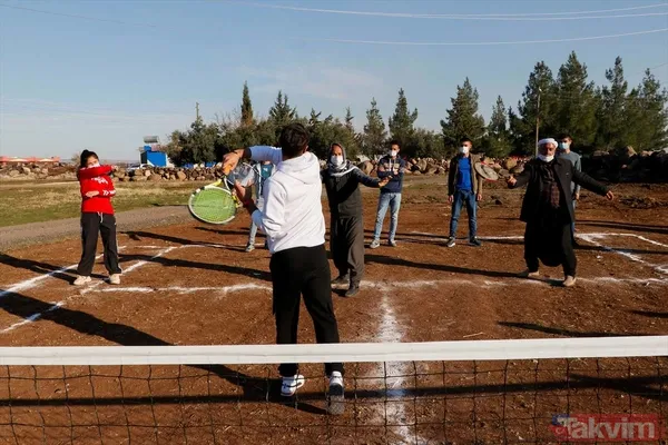 Koronavirüs salgınında köyden dışarı çıkamayan Şanlıurfa Viranşehirliler kendilerini tenise verdi - 24