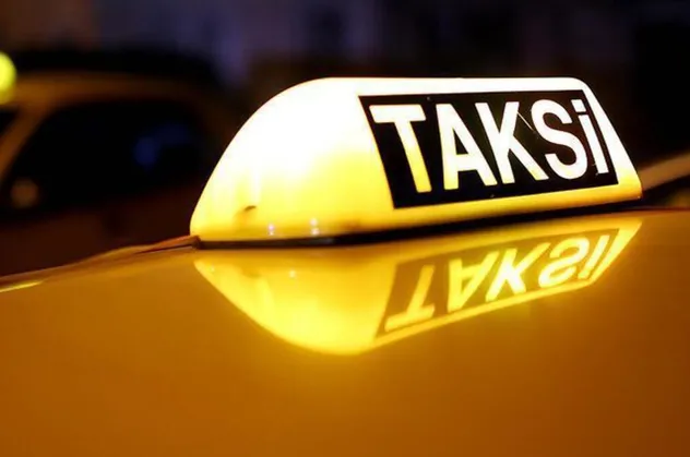 Taksiciden örnek davranış! Turistin unuttuğu binlerce lirayı...