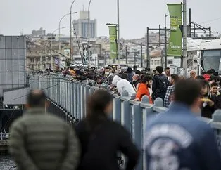 Oltasını kapan Galata Köprüsü’ne akın etti