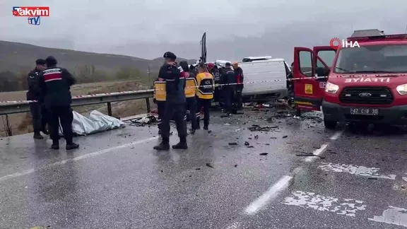 Konya'da kafa kafaya çarpışma: Hafif ticari araçtaki baba oğul olay yerinde hayatını kaybetti