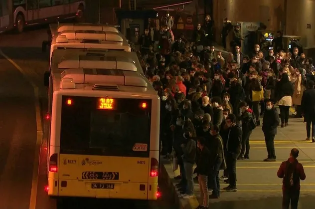 Zincirlikuyu metrobüs durağında korkutan yoğunluk! Sosyal mesafe hiçe sayıldı