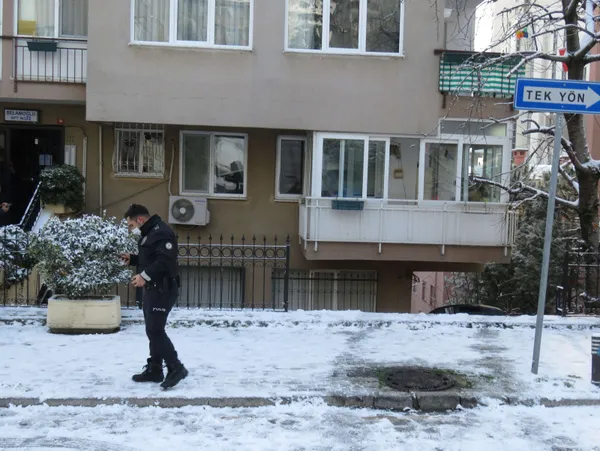istanbulda-yollar-buz-tuttu-uskudarda-kayan-arac-bahcede-dik-durdu-1610962706196.jpg İstanbul'da yollar buz tuttu! Üsküdar'da kayan araç bahçede dik durdu-9