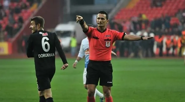 besiktas-trabzonspor-macinin-hakemi-erkan-ozdamar-kimdir-kac-yasinda-nereli-erkan-ozdamar-hangi-takimi-tutuyor-1636023102186.jpg Beşiktaş - Trabzonspor maçının hakemi Erkan Özdamar kimdir, kaç yaşında, nereli? Erkan Özdamar hangi takımı tutuyor?-3