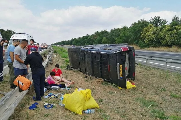 Son dakika: TEM Otoyolunda can pazarı: Gurbetçi aileden 6 kişi yaralandı.