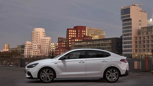 Hyundai i30 Fastback N Line, daha sportif görünümüyle geldi-3