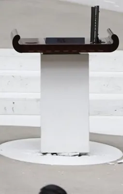 CHP'liler Meclis kürsüsünü yerinden söktü