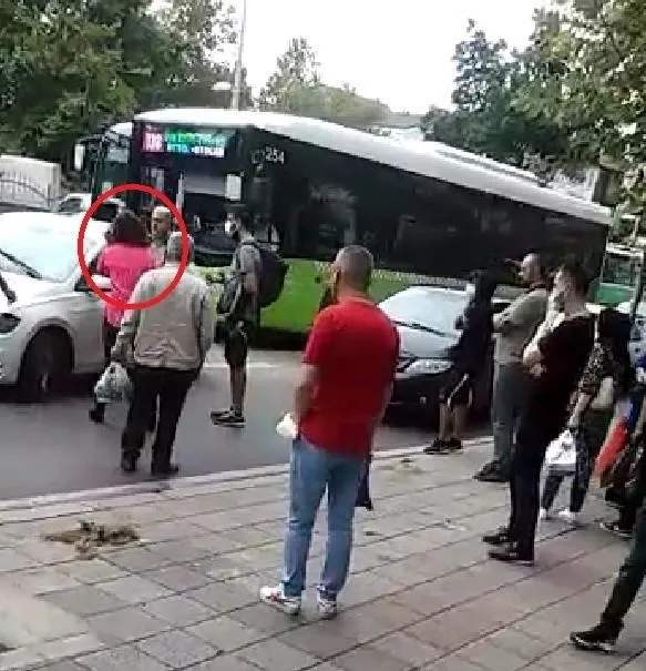 Lüks aracından inen kadın sürücü hemcinsine dehşeti yaşattı: Küfür ve hakaretlerle saldırdı!-3