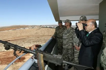 Milli Savunma Bakanı Fikri Işık sınır hattında