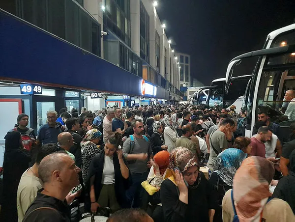 kurban-bayrami-oncesi-trafik-kitlendi-otogarda-adim-atacak-yer-kalmadi-1657232568413.jpg Kurban bayramı öncesi trafik kilitlendi, otogarda adım atacak yer kalmadı! İstanbul trafiğinde son durum...-3
