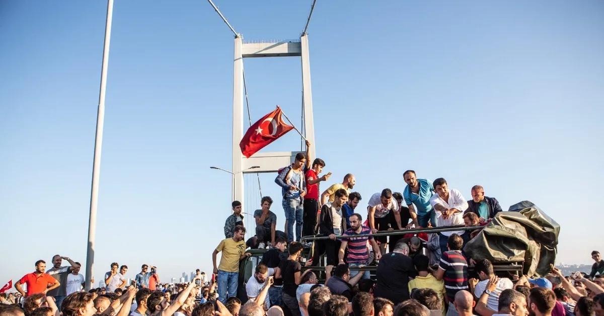 Foto muhabirlerinin gözüyle 15 Temmuz... O gece köprüde neler oldu? Sigaralı adam, dubalı amca...