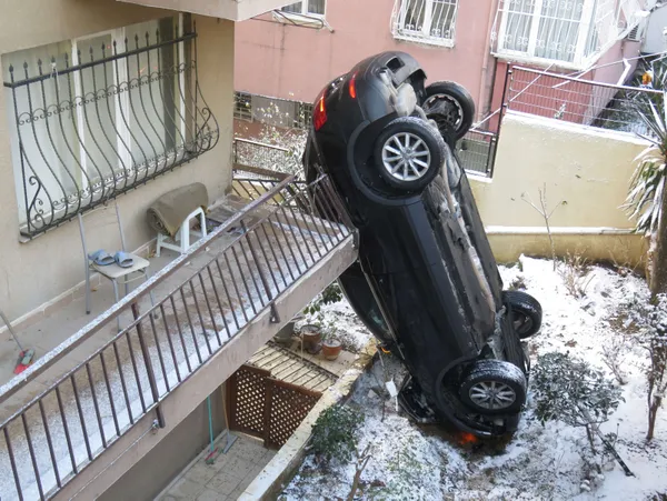 istanbulda-yollar-buz-tuttu-uskudarda-kayan-arac-bahcede-dik-durdu-1610962657055.jpg İstanbul'da yollar buz tuttu! Üsküdar'da kayan araç bahçede dik durdu-3