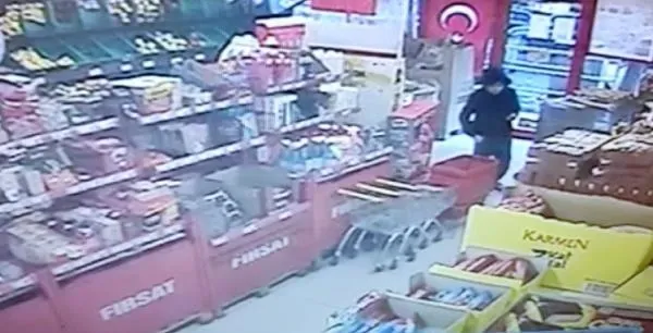 Markete giren çocuğun Türk bayrağı hassasiyeti: Geri dönüp öptü! O anlar kamerada-4