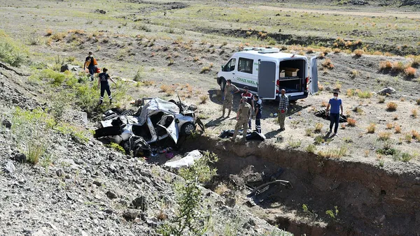 1596722822987.jpg Şarampole uçan araç mezarları oldu! Korkunç kaza-2