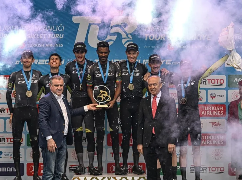 Cumhurbaşkanlığı Bisiklet Turu'nda madalyalar sahiplerini buldu! Bakan Bak bizzat taktı... "Türkiye’nin turizm bölgelerini tanıtıyoruz"-5