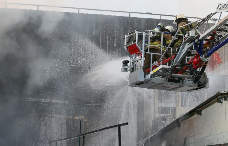 İzmir Çiğli'de korkutan yangın! Madeni yağ deposu alev alev yandı - 8