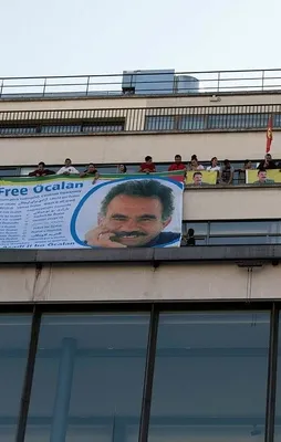 Fransa'da rezalet! Teröristler AFP binasına terör örgütü elebaşının posterini astı