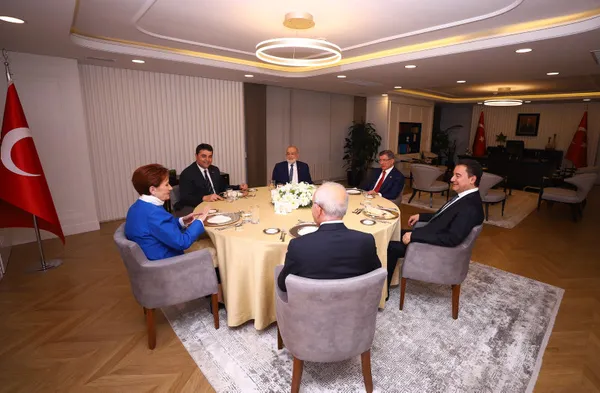 7li-koalisyon-dagildi-ortaklarin-her-biri-ayri-telden-caliyor-1684729656930.jpg