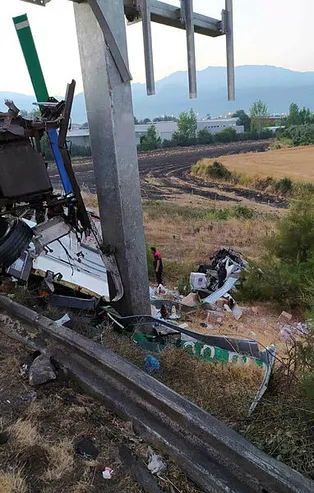 Osmaniye'de kargo kamyonu ile kurbanlık hayvan taşıyan tır çarpıştı: 1 ölü, 2 yaralı