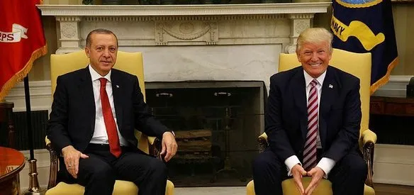 Cumhurbaşkanı Recep Tayyip Erdoğan ile ABD Başkanı Donald Trump arasında ilk yüz yüze görüşme gerçekleşti. ABD'yi ziyaret eden Erdoğan Beyaz Saray'da tören kıtası tarafından karşılandı
