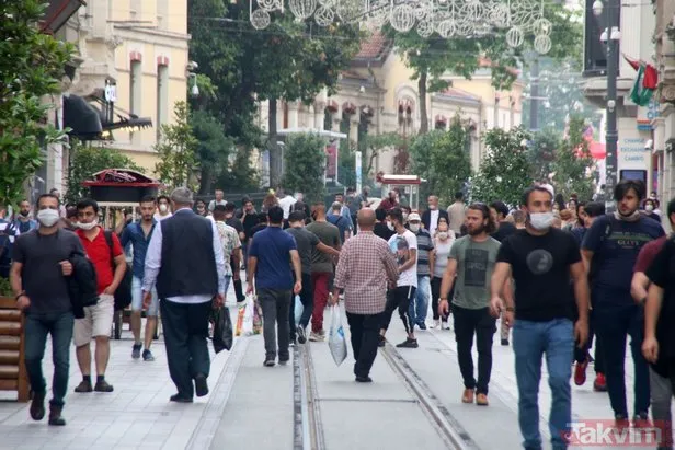Taksim’de koronavirüs tedbirlerine uyulmadı! Artan vakalara rağmen maskeler ellerde