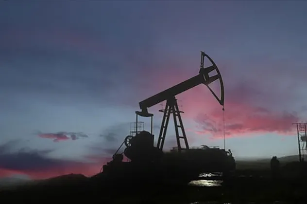 AB'den Rusya'ya petrol darbesi: Ambargo ve tavan fiyat uygulaması yürürlüğe girdi