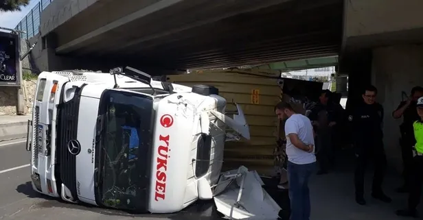 Son dakika: Bakırköy'de köprüye sıkışan TIR devrildi