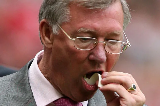 Manchester United'in efsane antrenörü Alex Ferguson'ın sakızı rekor fiyata satıldı!