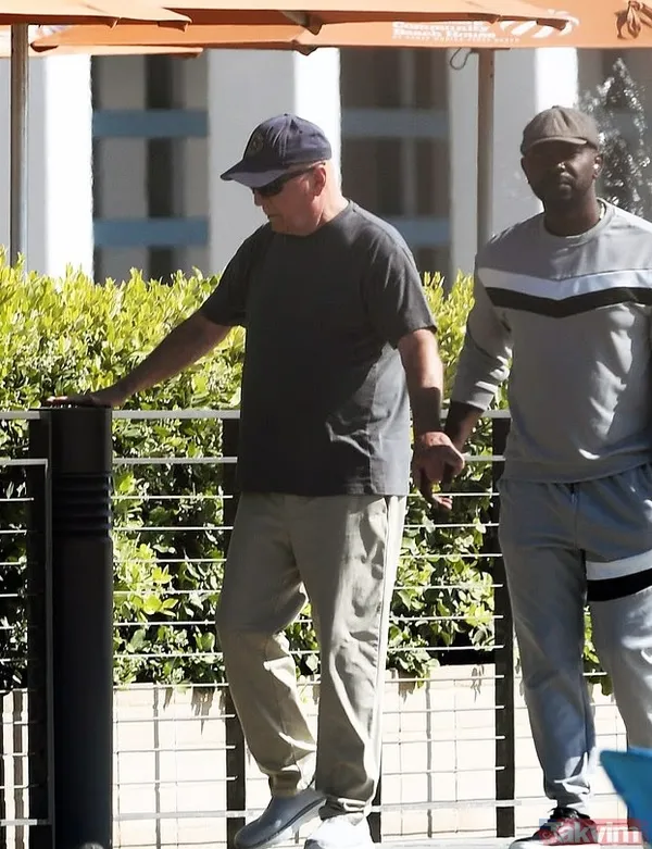 Aksiyon filmlerinin yıldızı Bruce Willis’in son hali hayranlarını üzdü! Bakıcısının elini tutmadan yürüyemiyor - 9