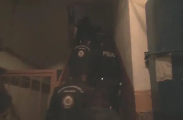 zeytinburnunda-10-dairede-83-kacak-gocmen-yakalandi-1645796610442.jpg Zeytinburnu'nda 10 dairede 83 kaçak göçmen yakalandı-4