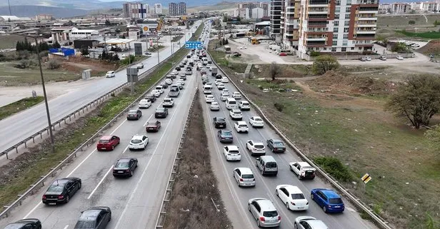 Son dakika: Bayram tatilcileri dönüş yolunda! 43 ilin geçiş güzergahında trafik yoğunluğu! İstanbul’da da trafik kilit! | YOL DURUMU