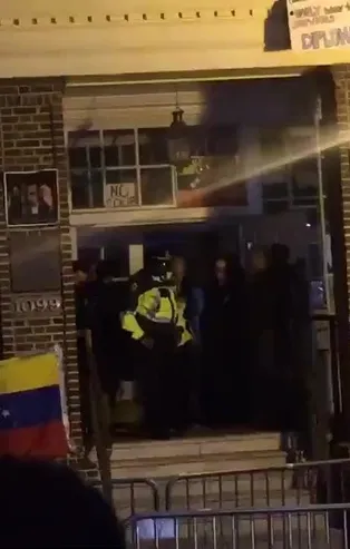 Darbeci ABD Venezuela Konsolosluğu'nu bastı