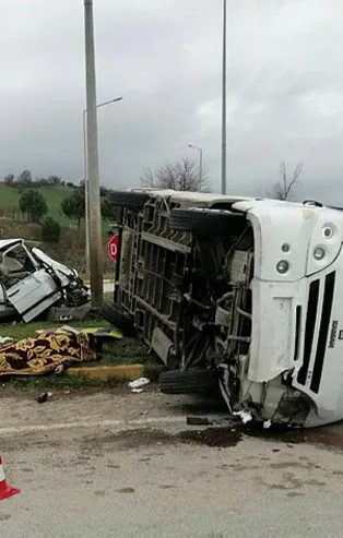 Çanakkale'de feci kaza! Servis minibüsü ile otomobil çarpıştı: Ölü ve yaralılar var