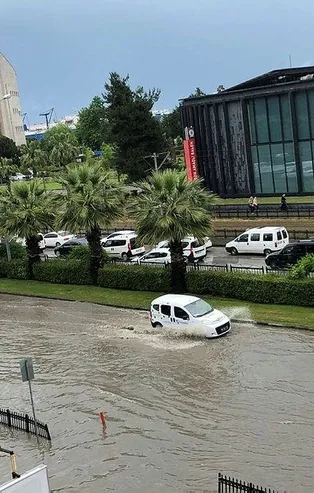 Meteorolojiden yapılan uyarılar sonrası rögarlar taştı ceviz büyüklüğünde dolu yağdı! Samsun, Ordu ve Bursa...
