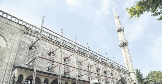 Sultanahmet Camii’nde restorasyon iskelesi camları kırdı