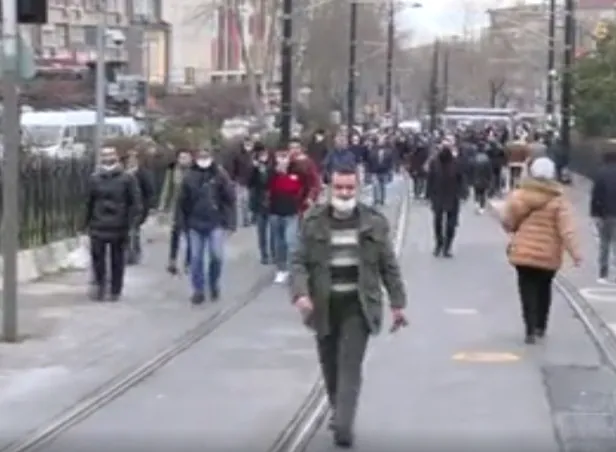 İstanbul Fatih'te tramvay hattında arıza! Yolcular ray hattında yürüdü-3