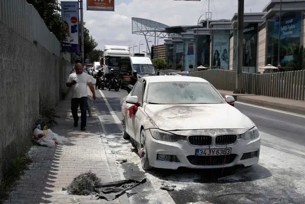 istanbul-sariyerde-luks-gelin-arabasi-yandi-dugune-gidiyorduk-ama-cenazemize-de-gelebilirdiniz-1625317119779.jpg
