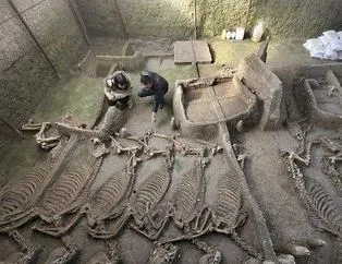 Diri diri gömülmüşler