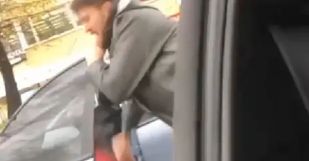 Kadıköy'de trafikte kasklı dehşet! Motosiklet sürücüsü trafikte kendisini sıkıştıran sürücüye saldırdı