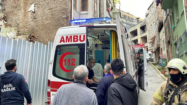 İstanbul’un göbeğinde panik! Beyoğlu'nda 3 katlı apart otelde yangın!-4