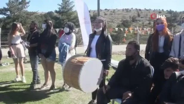 'Kızı bırakırsan ya davulcuya ya zurnacıya' sözüne tepki! 30 yıllık zurnacı baba 18 yaşındaki davulcu kızıyla birlikte çalıyor