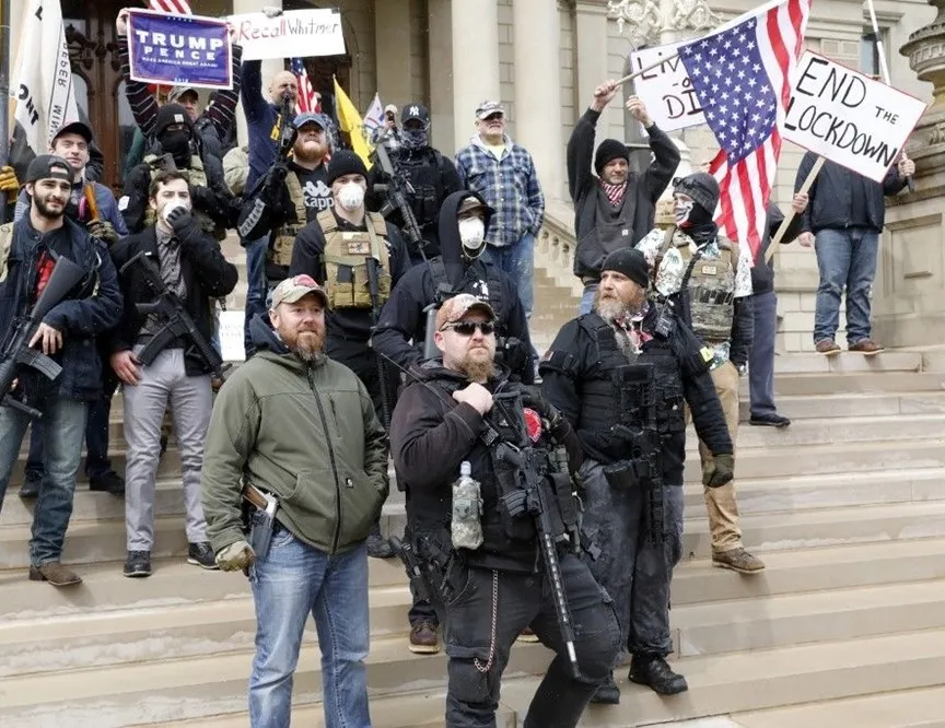 İç savaş görüntüleri! Silahlarla sokağa döküldüler!