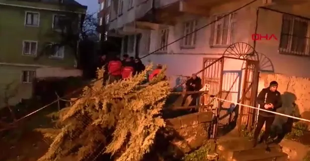 Beyoğlu'nda panik anları! Binanın istinat duvarı çöktü: Ekipler bölgede