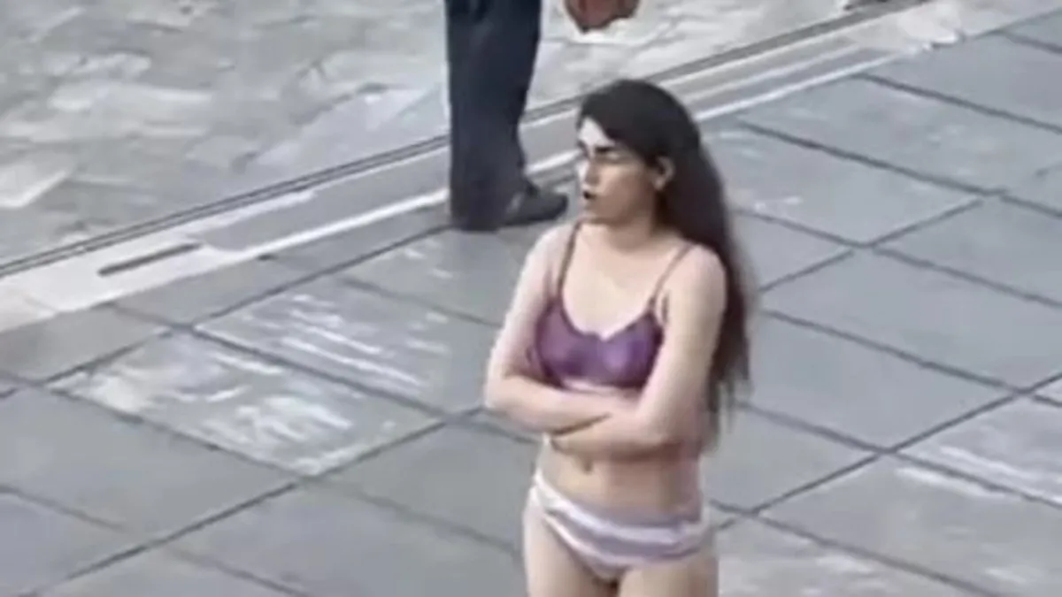 İran'da kadın öğrenciden çıplak protesto!