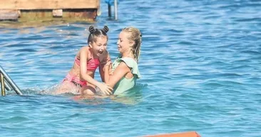 İbrahim Tatlısesin kızı Elif Ada ve eski eşi Ayşegül yıldız plajları salladı! Ayşegül Yıldız düzgün fiziği ve yeşil mayosuyla...