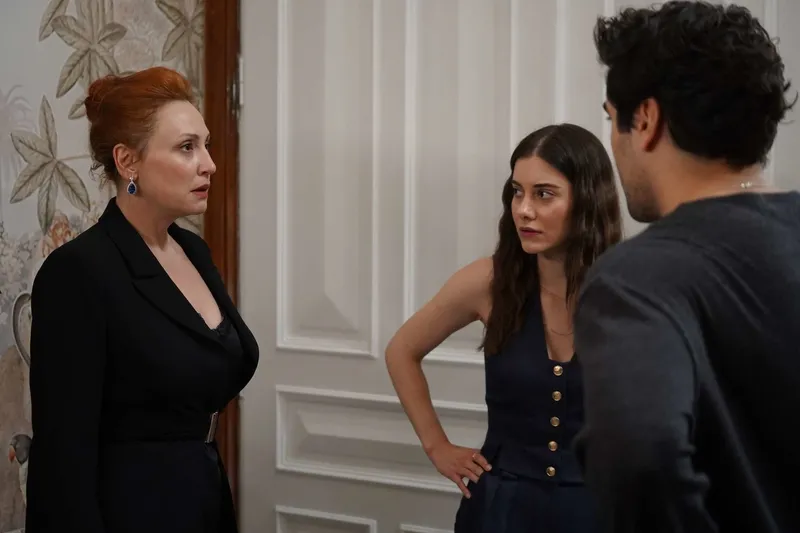 yali-capkininda-3-senarist-degisikligi-bu-sefer-isler-cok-farkli-olacak-ferit-ve-seyran-yeni-sezonda-1722171582202.jpg Yalı Çapkını'nda 3. senarist! Bu sefer işler çok farklı olacak! Ferit ve Seyran yeni sezonda...-4