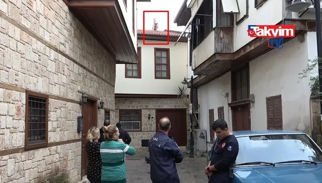 Antalya’da pasaport ve vize süresi dolan Finlandiya uyruklu turist, konakladığı apartın çatısına çıkarak polis ekiplerine zor anlar yaşattı.