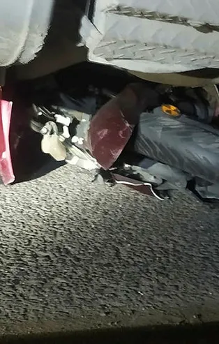 TIR’ın altında kalan motosikletin sürücüsü ağır yaralandı