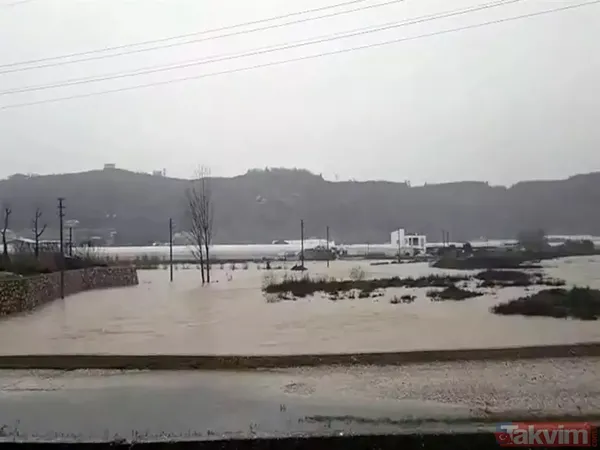 KENT GÖLE DÖNDÜ MGM'nin sarı kod'lu uyarıda bulunduğu Antalya'da etkili olan sağanak nedeniyle tarım alanları ve seralar su altında kaldı. Rögarların taştığı...