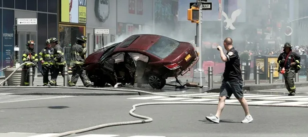 ABD'de dehşet! Aracını yayaların üzerine sürdü...